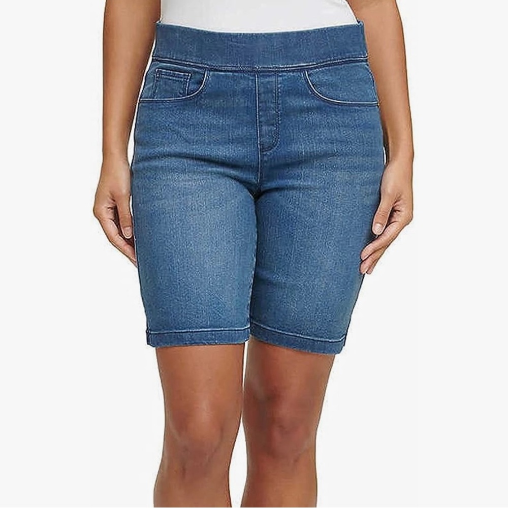 NWT DKNY Jeans Ladie's Comfort Stretch Pull-On Bermuda Short, size Small